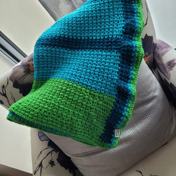 A beautiful crocheted blanket for shall or lap or new born perfect for car, etc - Picture 2 of 5